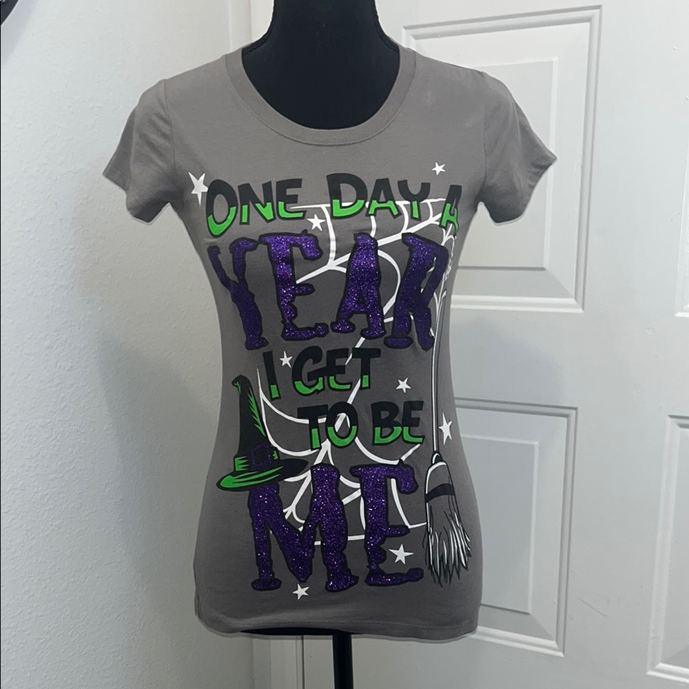 Ladies Halloween Witch T-shirt in Gray size Small